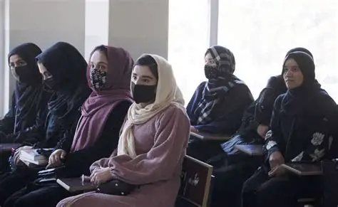 افغان طالبان خواتین کی ملازمت کو سوشل میڈیا پر نمایاں کر رہے ہیں مگر خواتین پر عائد پابندیاں تعلیم، ملازمت اور سماجی شمولیت محدود کرتی ہیں اور ہیرات کارخانے کی ویڈیو دکھانا دراصل اپنی ناکامیوں اور سختیوں کو چھپانے کا طریقہ ہے