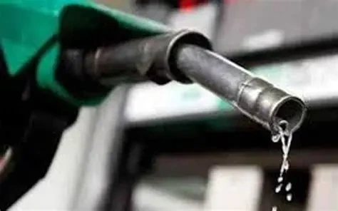 پٹرول کی قیمت میں 10.60 روپے فی لیٹر تک کمی متوقع ہے، جبکہ ہائی اسپیڈ ڈیزل کی قیمت میں 8.59 روپے فی لیٹر تک کمی کی امید ہے