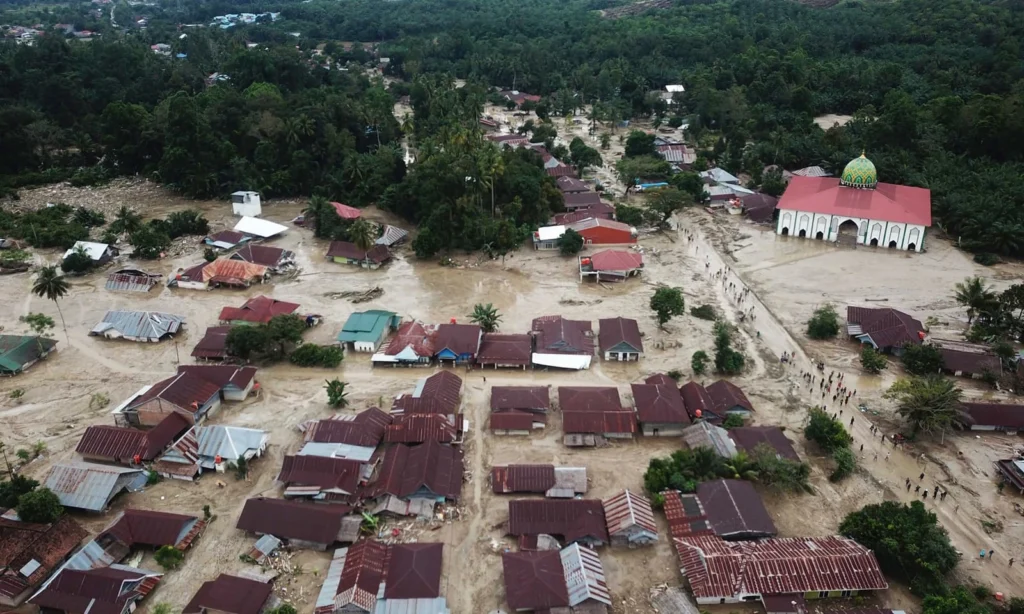 مون سون اور سمندری طوفانوں کے باعث 1,350 سے زائد افراد ہلاک اور لاکھوں بے گھر ہوئے ہیں۔ سری لنکا، انڈونیشیا، ویتنام، تھائی لینڈ اور فلپائن میں شدید سیلاب، لینڈ سلائیڈنگ اور طوفانوں نے وسیع پیمانے پر تباہی مچائی ہے
