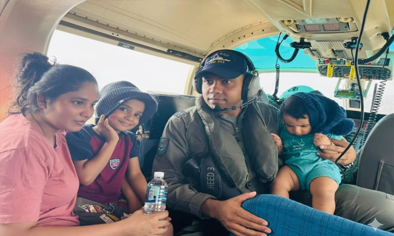 سری لنکا سیلاب میں 5 دن سے پھنسے خاندان کو پاک بحریہ کے ہیلی کاپٹر کے ذریعے محفوظ مقام پر منتقل کردیا گیا