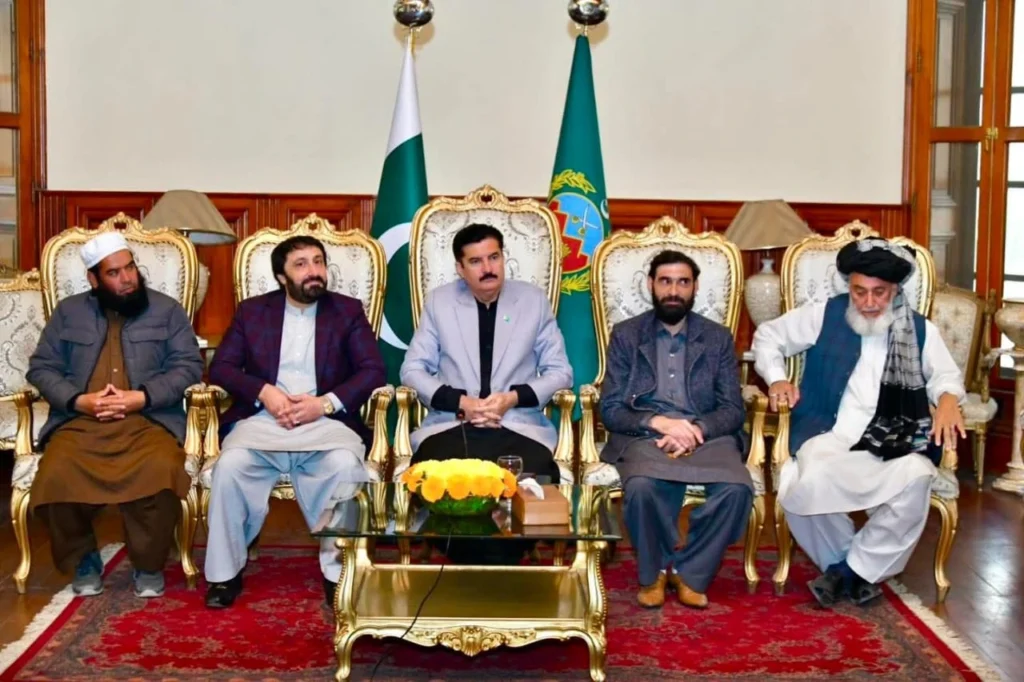 سرحدی علاقوں کے تاجروں کے وفد نے گورنر خیبرپختونخوا سے افغان سرحد کی بندش سے پیدا ہونے والی معاشی مشکلات پر بات کی، گورنر نے مسائل حل کرنے کی یقین دہانی کرائی۔