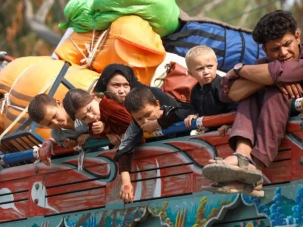 امریکی ری سیٹلمنٹ کے منتظر افغان پناہ گزینوں کی موجودگی کے باعث پاکستان غیر یقینی صورتحال، محدود وسائل اور سخت پابندیوں کے سبب شدید سماجی اور سکیورٹی خطرات کا سامنا کر رہا ہے