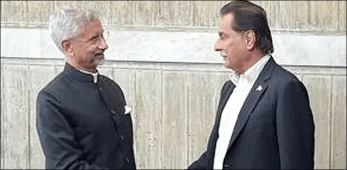 پاکستان کے اسپیکر قومی اسمبلی ایاز صادق اور بھارتی وزیر خارجہ ایس جے شنکر نے نمازِ جنازہ میں شرکت کے دوران ایک دوسرے سے ملاقات کرتے ہوئے مسکراہٹوں کا تبادلہ کیا