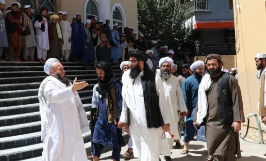 امریکی میگزین دی نیشنل انٹرسٹ کے مطابق طالبان کی تعلیمی اصلاحات نوجوان نسل کو نظریاتی تربیت فراہم کر رہی ہیں، جسکے نتیجے میں تنقیدی سوچ محدود اور عقیدتی اطاعت پروان چڑھ رہی ہے