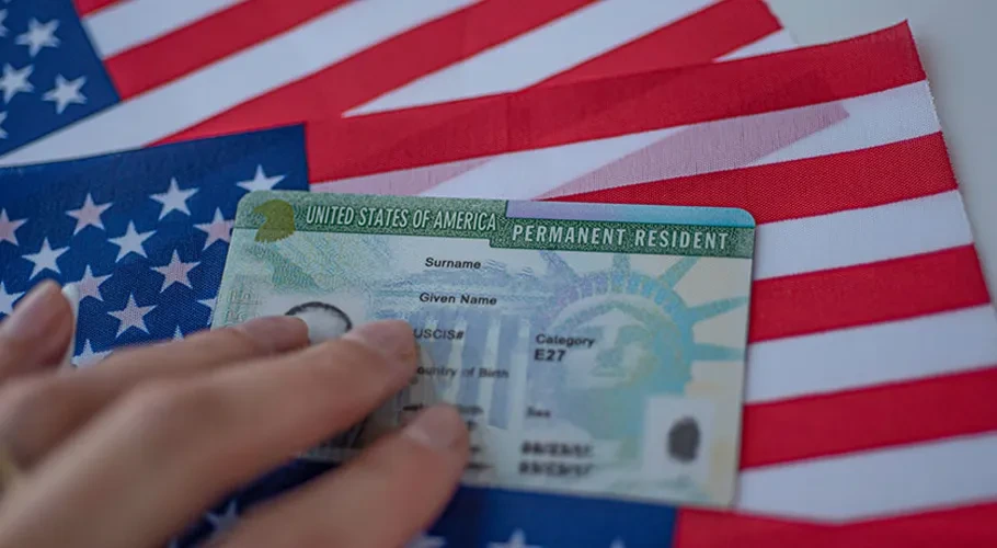 امریکی حکام نے گرین کارڈز کی ازسرِنو جانچ پڑتال کا آغاز کر دیا ہے جبکہ افغان شہریوں کی امیگریشن درخواستوں کی پروسیسنگ بھی غیر معینہ مدت کے لیے معطل کر دی گئی ہے