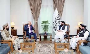 زلمے خلیل زاد کی کابل میں امیر خان متقی سے ملاقات، افغان وزیر خارجہ کا امریکہ کے ساتھ تعلقات مضبوط کرنے کے عزم کا اعادہ
