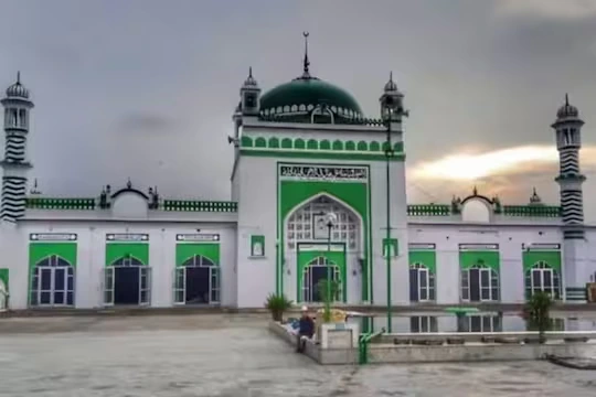 ہندو انتہا پسند تنظیوں کے دعوے پر عدالت نے سنبھل کی شاہی جامع مسجد کے سروے کا حکم دیا، جبکہ مسلمانوں نے اپنے مؤقف کے اظہار کا موقع نہ ملنے پر اعتراض کیا۔