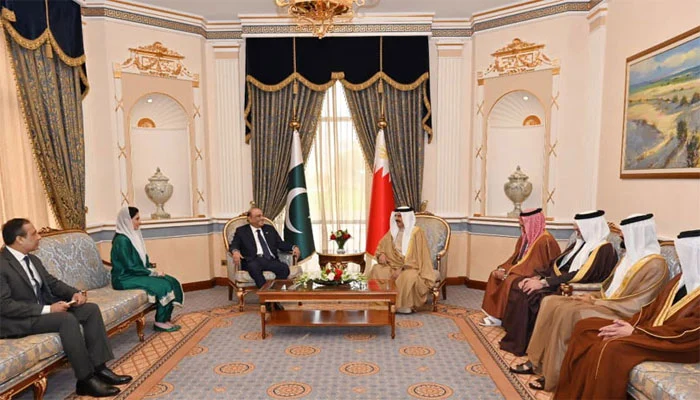 بحرین کے شاہ حمد بن عیسیٰ کے ساتھ تاریخی ملاقات میں، صدر زرداری نے تجارت، دفاع اور سرمایہ کاری کے شعبوں میں تعاون بڑھانے پر تبادلہ خیال کیا اور بحرینی سرمایہ کاروں کو پاکستان میں سرمایہ کاری کی دعوت دی۔