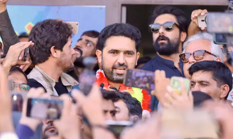 تیراہ میں لاکھوں افراد کو سنبھالنے اور گورننس پر توجہ دینے کی بجائے عمران خان کیلئے اڈیالہ جیل کے باہر دھرنا دینے پر سیاسی ماہرین نے سہیل آفریدی کو شدید تنقید کا نشانہ بنا ڈالا