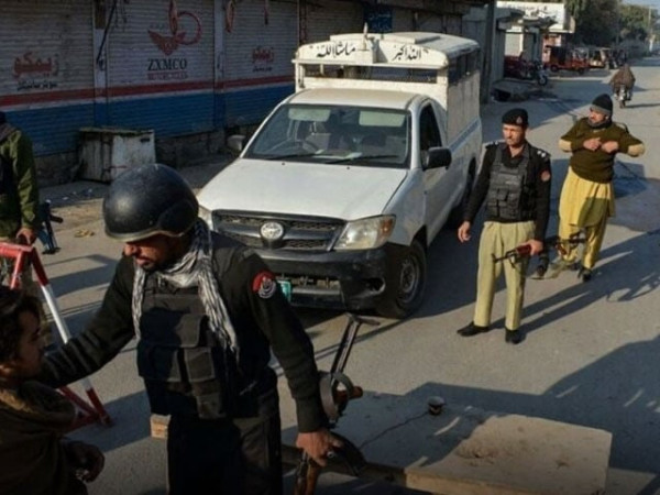 ڈیرہ اسماعیل خان کے علاقہ ڈومیل بیزن خیل میں عسکریت پسندوں اور مقامی امن کمیٹی کے درمیان فائرنگ کے تبادلے میں سب ڈویژن وزیر میں تعینات پولیس اہلکار صدام شہید ہو گئے