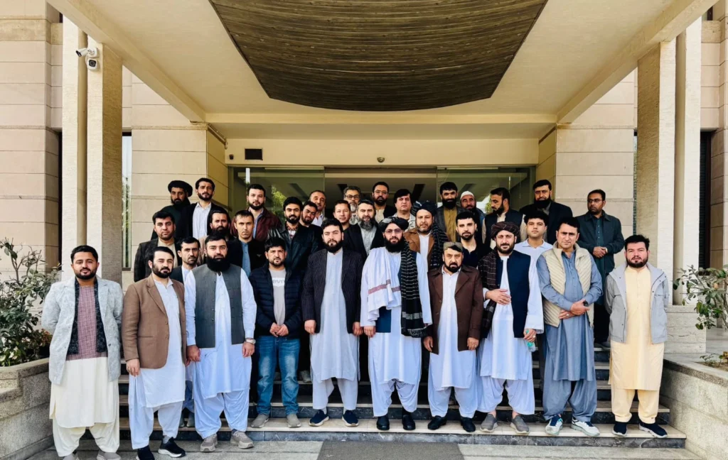 طالبان حکومت نے بھارت میں اپنا پہلا سینئر سفارتی نمائندہ تعینات کیا ہے۔ تعیناتی کے بعد نئے قائم مقام سربراہ نور احمد نور نے بھارتی تاجروں سے ملاقات کی