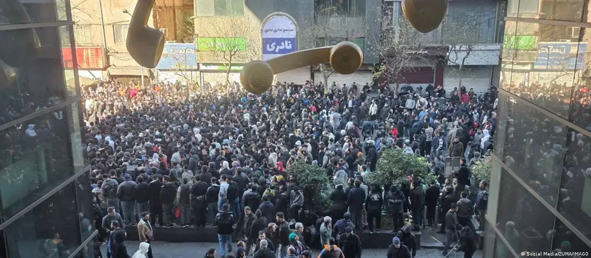 ایران میں احتجاجی مظاہروں میں شدت کے بعد حکومت نے ملک بھر میں میڈیا اور انٹرنیٹ پر پابندی عائد کر دی ہے