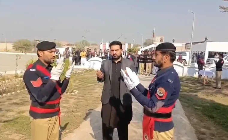 وزیرِاعلیٰ خیبر پختونخوا سہیل آفریدی نے پولیس لائن ٹانک کا دورہ کرتے ہوئے شہدائے پولیس کو خراجِ عقیدت پیش کیا۔ انہوں نے کہا کہ صوبائی پولیس دہشت گردی کے خلاف بہادری سے لڑ رہی ہے