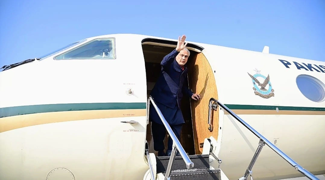 معاون وزیرِ اعظم و وزیرِ خارجہ سینیٹر اسحاق ڈار چین کے سرکاری دورے پر روانہ ہو گئے ہیں تاکہ وزیرِ خارجہ وانگ یی کے ساتھ ساتویں پاک–چین وزرائے خارجہ اسٹریٹجک ڈائیلاگ کی مشترکہ صدارت کری