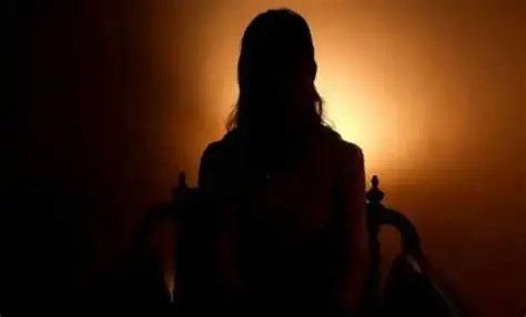 راولپنڈی اور اسلام آباد کے بعد، خواتین پر مشتمل خطرناک گروہ ‘ڈائن’ آخرکار پشاور پولیس کے قبضے میں آ گیا۔ یہ گروہ بازاروں میں خواتین کو باتوں میں الجھا کر، ہمدردی اور تعویذ کے بہانے لاکھوں روپے لوٹ رہا تھا