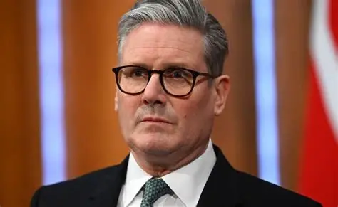 چین کے دورے سے قبل امریکی صدر ڈونلڈ ٹرمپ کے بیانات پر ردعمل دیتے ہوئے برطانوی وزیرِاعظم کیر اسٹارمر نے انہیں توہین آمیز اور قابلِ مذمت قرار دیا