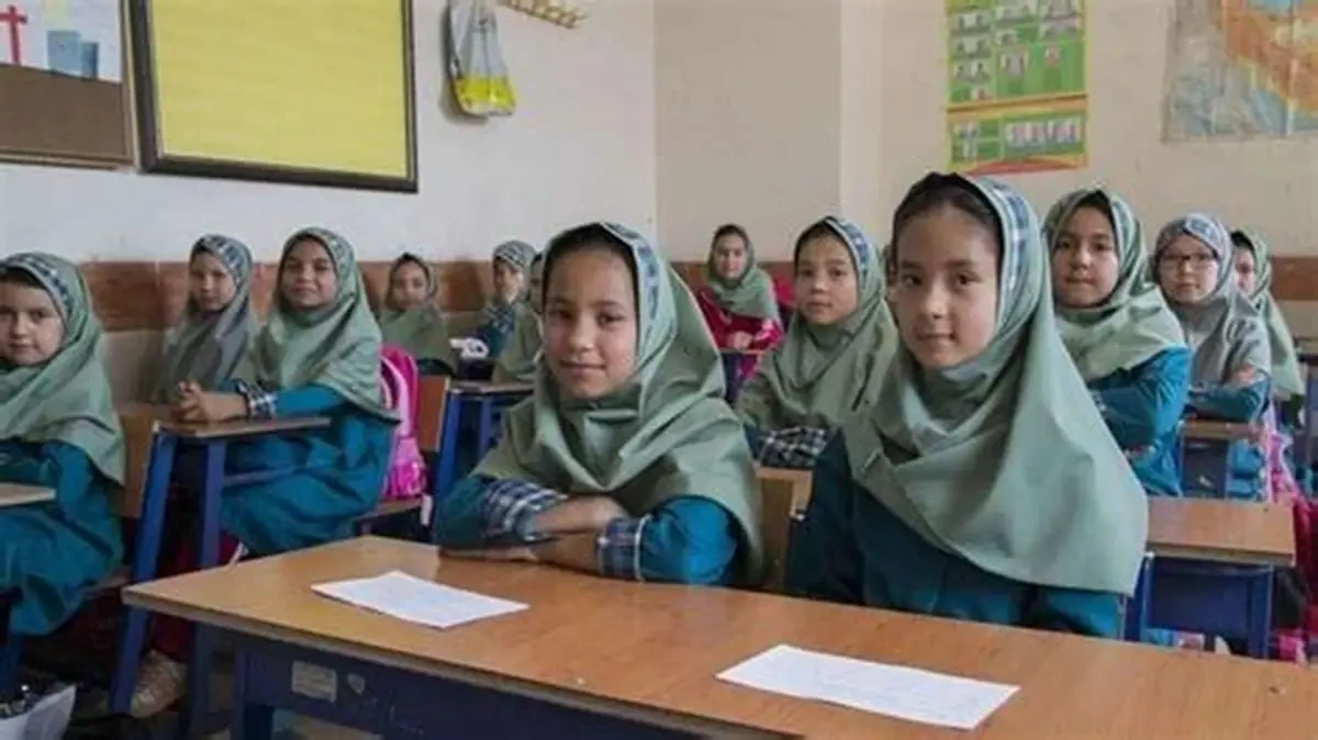 یونیسیف نے افغانستان میں تعلیم کی بگڑتی ہوئی صورتحال پر خطرے کی گھنٹی بجا دی ہے۔ رپورٹ کے مطابق ملک میں 10 سال کی عمر کے 90 فیصد سے زائد بچے ایک سادہ سی تحریر پڑھنے اور اسے سمجھنے کی صلاحیت نہیں رکھتے