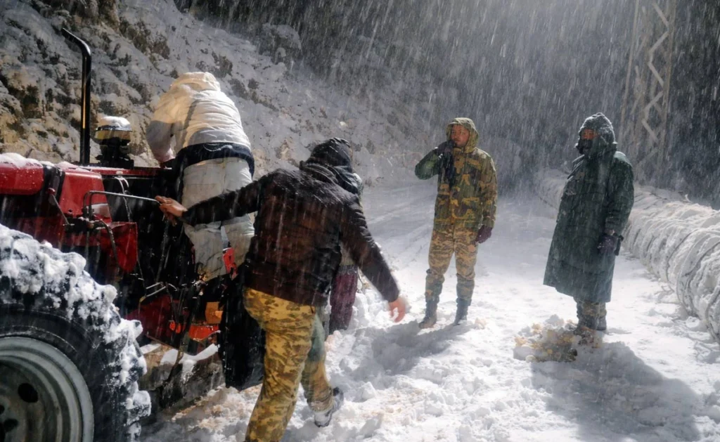 خوارج کے خلاف ریاستی حکمتِ عملی: سوشل میڈیا پر جاری پروپیگنڈا اور تِیراہ میں انٹیلی جنس بیسڈ آپریشنز کی اصل کہانی