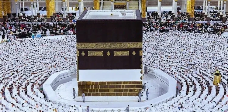 قومی اسمبلی کی قائمہ کمیٹی برائے مذہبی امور نے فیصلہ کیا کہ 10 رکنی پارلیمانی وفد عوام کی طرف سے روضہ رسول ﷺ پر سلام عرض کرے گا اور عمرہ ادا کرے گا، تمام اخراجات سرکاری ہوں گے