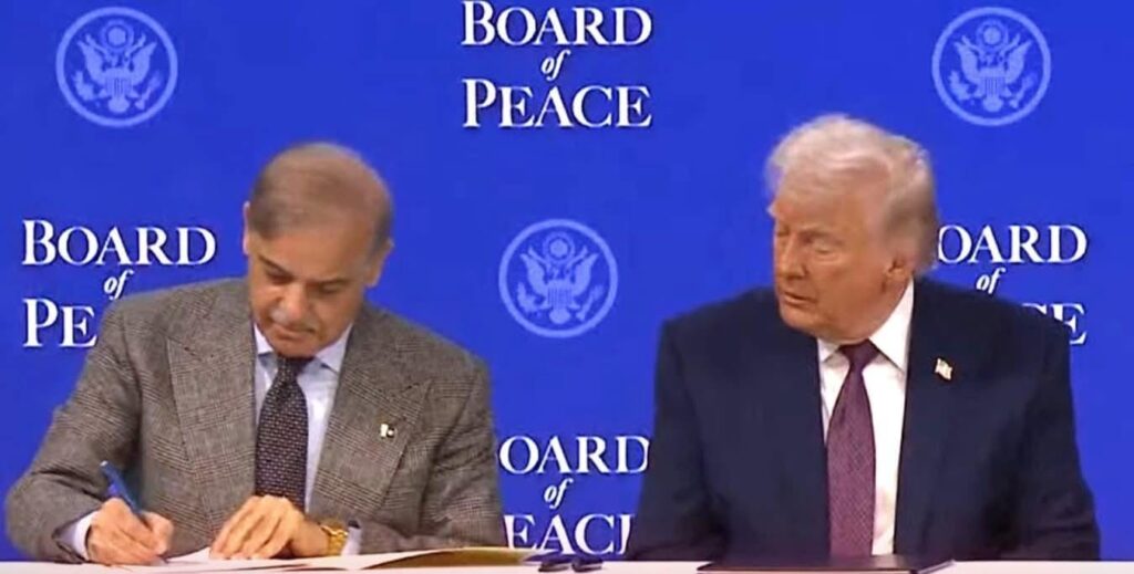 وزیراعظم شہباز شریف نے ڈیووس میں امریکی صدر ٹرمپ کے زیرِ اہتمام تاریخی "بورڈ آف پیس" معاہدے پر دستخط کر دیے۔ 18 دیگر ممالک کے ساتھ اس معاہدے کا مقصد اقوام متحدہ کی قراردادوں کے تحت غزہ میں مستقل جنگ بندی، تعمیر نو اور فلسطینی حقوق کا تحفظ ہے