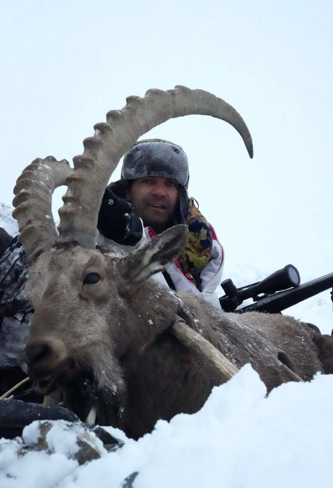 لوئر چترال کے مقامی شکاری ذیشان ناصر نے وادی ارکاری میں ہمالین آئی بیکس کا شکار کر کے ٹرافی ہنٹنگ سیزن میں نمایاں کامیابی حاصل کی