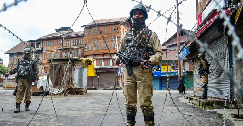 مقبوضہ کشمیر کے ضلع کشتواڑ میں بھارتی قابض انتظامیہ نے محاصرے اور تلاشی کی کارروائیوں کے دوران تمام موبائل انٹرنیٹ سروسز معطل کر دیں،