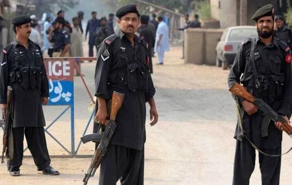 لکی مروت میں درہ تنگ کے مقام پر پولیس کی گاڑی کو آئی ای ڈی بم حملے کا نشانہ بنایا گیا، جس میں ایس ایچ او رازق خان سمیت تین اہلکار زخمی ہوئے۔