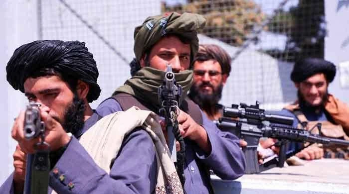 طالبان کی اندرونی سیاست میں مفادات، لوٹ مار اور طاقت کی کشمکش بنیادی کردار ادا کرتی ہے، جہاں قیادت کی اصل طاقت ذاتی مسلح گروہوں اور مالی وسائل سے جڑی رہی ہے۔ ملا ہیبت اللہ کے تقرر کے بعد یہ اندرونی توازن مزید واضح ہوا، جو مختلف دھڑوں کے درمیان اثر و رسوخ کی مسلسل جدوجہد کو نمایاں کرتا ہے