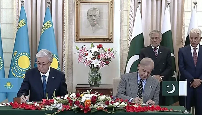 پاکستان اور قازقستان کے مابین وزیراعظم شہباز شریف اور صدر قاسم جومارت توکایووف کی زیر صدارت ہونے والے اعلیٰ سطحی مذاکرات کے بعد آٹھ اہم معاہدوں پر دستخط ہوئے۔ ٹرانزٹ ٹریڈ، ریلوے، توانائی، زراعت، اقوام متحدہ امن مشنز اور بحری تعاون پر محیط یہ معاہدے دونوں ممالک کے درمیان ایک نئے جامع شراکت داری کے دور کا آغاز ہیں