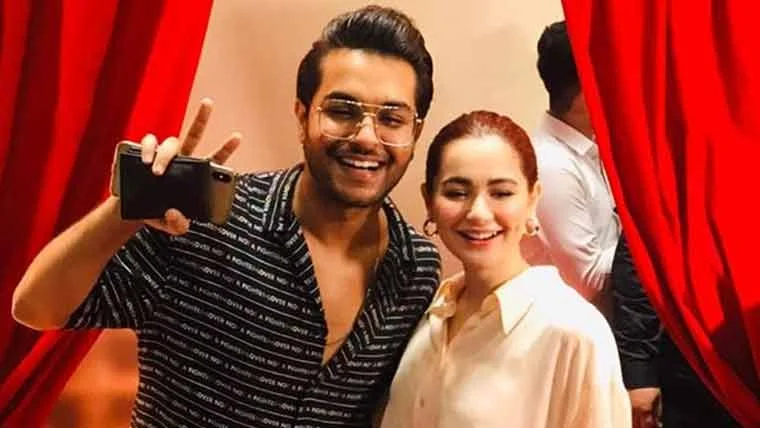 اداکارہ ہانیہ عامر نے سوشل میڈیا پر اپنی مبینہ شادی کی وائرل ویڈیوز پر وضاحت دیتے ہوئے کہا ہے کہ یہ کوئی شادی یا مہندی کی تقریب نہیں بلکہ دوستوں کی جانب سے منعقدہ 'ویڈنگ تھیم' سالگرہ کی تقریب تھی