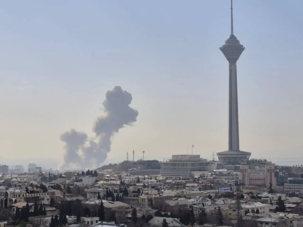 اسرائیل نے ایرانی دارالحکومت تہران پر فضائی حملہ کر دیا، 30 کے قریب اہداف کو نشانہ بنائے جانے کی اطلاعات