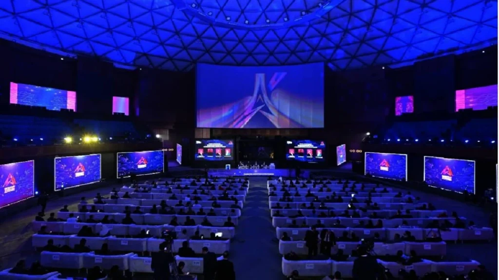 پاکستان میں انڈس اے آئی ہفتے کے کامیاب انعقاد اور بھارت میں اے آئی سمٹ کے دوران انٹرنیٹ کی ناکامی اور عوامی معافی نے دونوں ممالک کی انتظامی صلاحیتوں کے مابین فرق عیاں کر دیا ہے