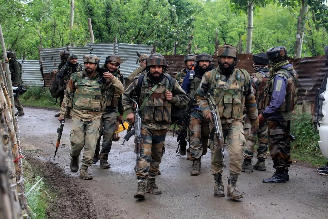 بھارتی فوج کی جانب سے کشمیریوں کی تذلیل کا سلسلہ جاری، سرچ آپریشنز اور انٹرنیٹ بندش برقرار