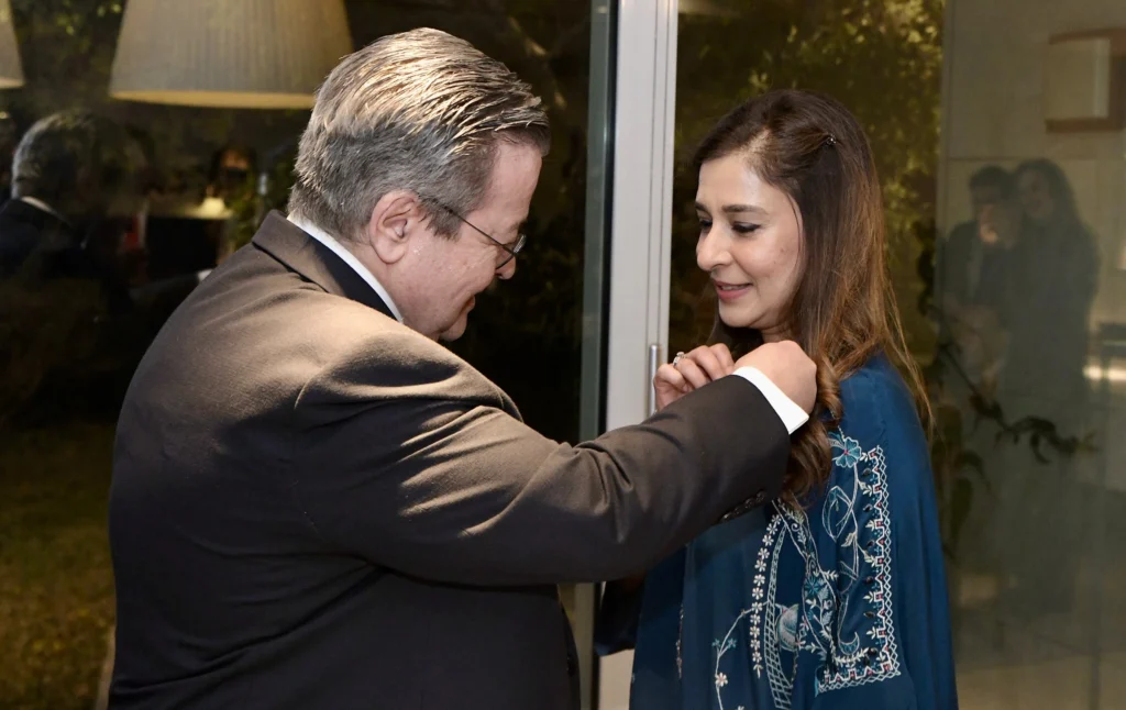 فرانس نے بچوں کے حقوق اور پولیو کے خاتمے کے لیے محترمہ عائشہ رضا فاروق کی خدمات کے اعتراف میں انہیں اپنے اعلیٰ ترین قومی اعزاز 'نیشنل آرڈر آف میرٹ' سے نواز دیا ہے