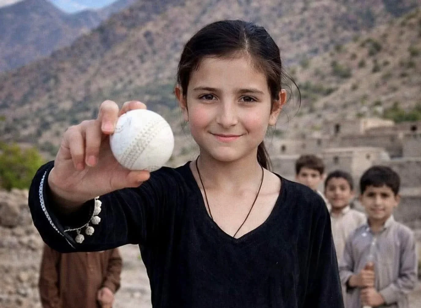 شمالی وزیرستان کی کم عمر کرکٹر آئینہ وزیر کی باؤلنگ ویڈیو وائرل ہونے کے بعد جہاں جاوید آفریدی نے انہیں زلمی ویمن لیگ میں شامل کرنے کا اعلان کیا ہے، وہیں محسن داؤر نے انکشاف کیا ہے کہ وہ چند ماہ قبل جاں بحق ہونے والے استاد عمر گل کی صاحبزادی ہیں