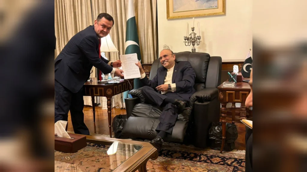 صدر آصف علی زرداری نے ازبک صدر شوکت مرزیایوف کی جانب سے دورہ ازبکستان کی دعوت قبول کر لی ہے، جبکہ دونوں ممالک نے تجارت، آئی ٹی اور زراعت سمیت مختلف شعبوں میں تعاون بڑھانے پر اتفاق کیا ہے