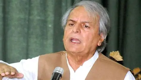 جاوید ہاشمی کی جانب سے فیلڈ مارشل عاصم منیر اور بانی پی ٹی آئی کے درمیان مبینہ رابطوں کے دعوؤں نے سیاسی طوفان کھڑا کر دیا ہے۔ سکیورٹی حلقوں نے ان الزامات کو ذہنی پسماندگی قرار دیتے ہوئے کارروائی کا مطالبہ کر دیا