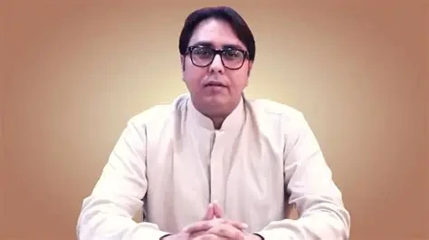 شہباز گل کی جانب سے بانیئ پی ٹی آئی کی صحت اور بینائی کے حوالے سے پھیلائی گئی سنسنی خیزی کو شدید تنقید کا نشانہ بناتے ہوئے اسے محض ایک سیاسی پروپیگنڈا قرار دیا گیا ہے