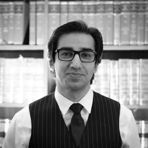 بیرسٹر سعد رسول پر وفاقی آئینی عدالت کو گمراہ کر کے مہلت لینے اور اسی روز سپریم کورٹ میں پیش ہونے پر پیشہ ورانہ بددیانتی کا الزام، لائسنس معطلی کا مطالبہ