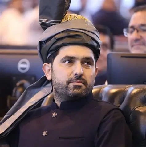 پی ٹی آئی کے وکلاء کی جانب سے عدالتی آداب کے برعکس رویوں پر قانونی ماہرین نے تحفظات کا اظہار کرتے ہوئے ضابطہ اخلاق کی پاسداری پر زور دیا ہے