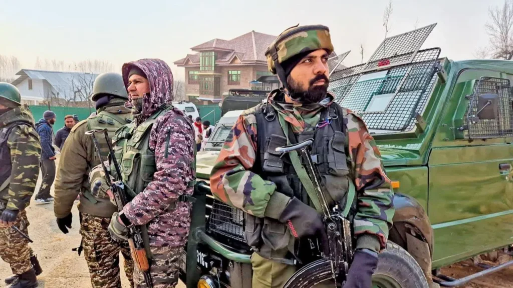 مقبوضہ کشمیر کے ضلع کشتیار میں بھارتی فوج نے تین مقامی نوجوانوں کو حراست میں لینے کے بعد جعلی مقابلے میں شہید کر دیا اور ثبوت مٹانے کے لیے ان کے اجسام کو کیمیکلز سے جلا ڈالا