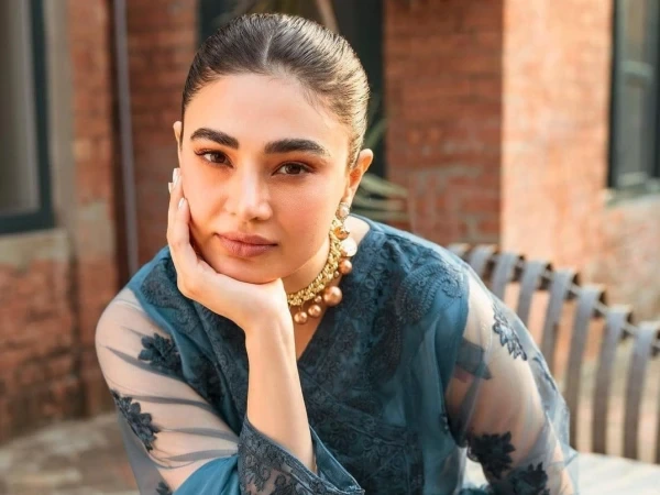 اداکارہ صحیفہ جبار نے ڈراما انڈسٹری کے غیر پیشہ ورانہ ماحول، سیٹس پر سہولیات کی کمی اور کہانیوں کے گرتے ہوئے معیار کو بے نقاب کر دیا