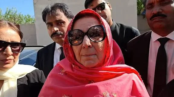 بانیٔ پی ٹی آئی کی بہن نورین خانم کی جانب سے جیل خانہ جات کے افسر عبدالغفور انجم کو سوشل میڈیا پر مبینہ دھمکیاں دینے کے بعد قانونی ماہرین نے اسے پیکا ایکٹ کی خلاف ورزی قرار دے دیا