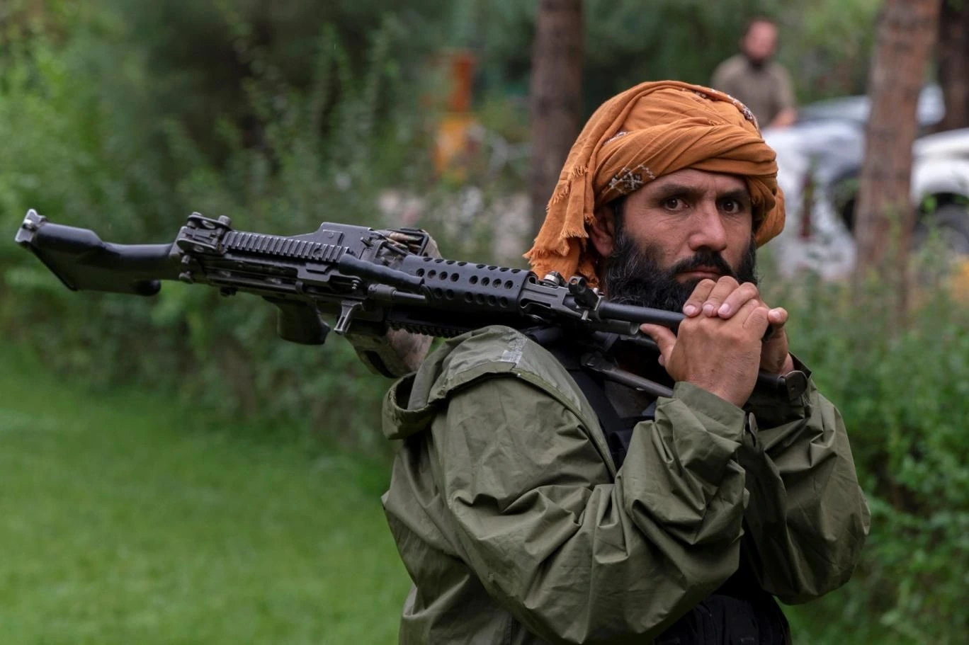 تحریک طالبان پاکستان کے نائب امیر مفتی برجان نے جماعت الاحرار کو 'فسادی' قرار دیتے ہوئے منحرف ارکان کے قتل کا فتویٰ جاری کر دیا ہے۔ ان کا کہنا ہے کہ متوازی نظام قائم کرنے والے جہاد کے راستے میں رکاوٹ ہیں