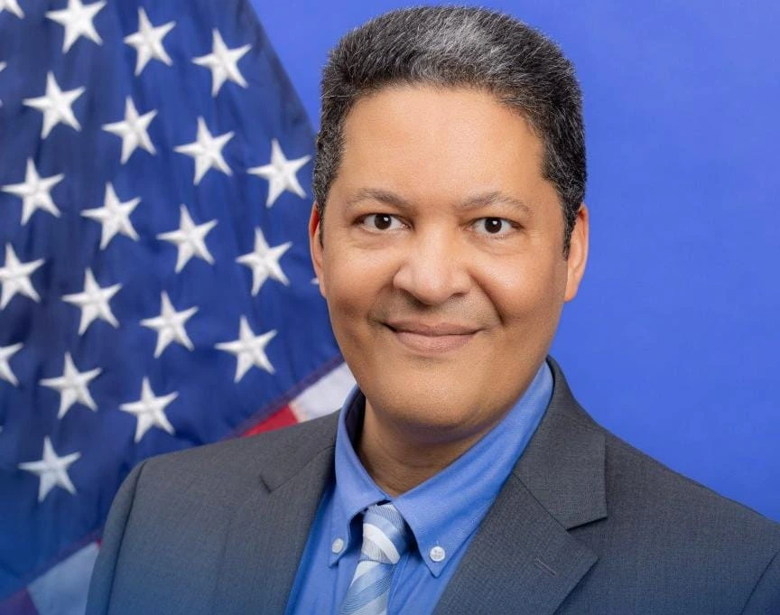 امریکی سفارت کار ڈان براؤن نے الزام عائد کیا ہے کہ افغان طالبان قیدیوں کو بین الاقوامی مذاکرات میں بطور سیاسی مہرہ استعمال کر رہے ہیں اور عالمی برادری اس کا نوٹس لے