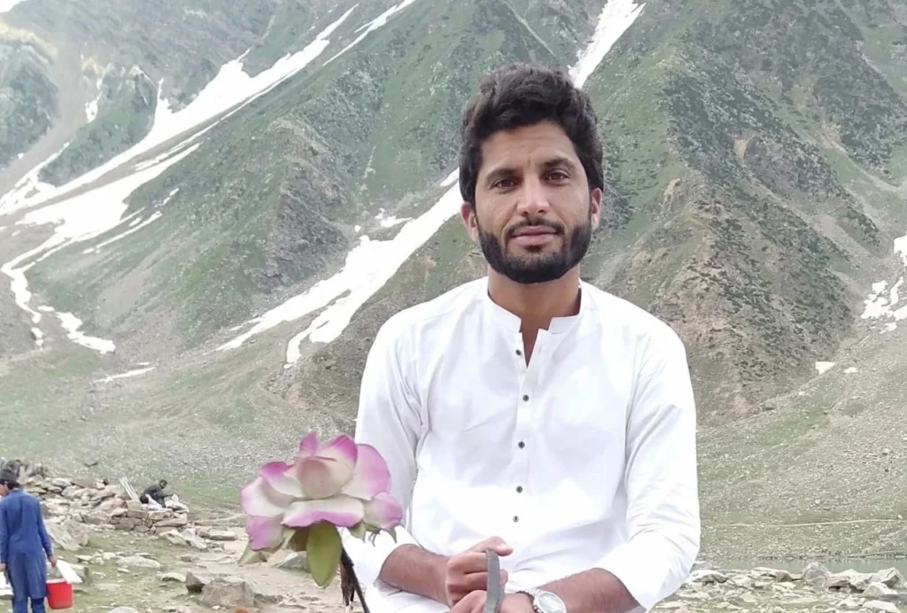 شمالی وزیرستان کے علاقے شیواہ میں کمسن کرکٹر آئینہ وزیر کی ویڈیو بنانے پر خوارج نے مقامی صحافی کو اغواء کر لیا؛ انتہا پسندوں نے معصوم بچی کے کھیل کو فحاشی قرار دے کر انسانی حقوق کی سنگین خلاف ورزی کی ہے