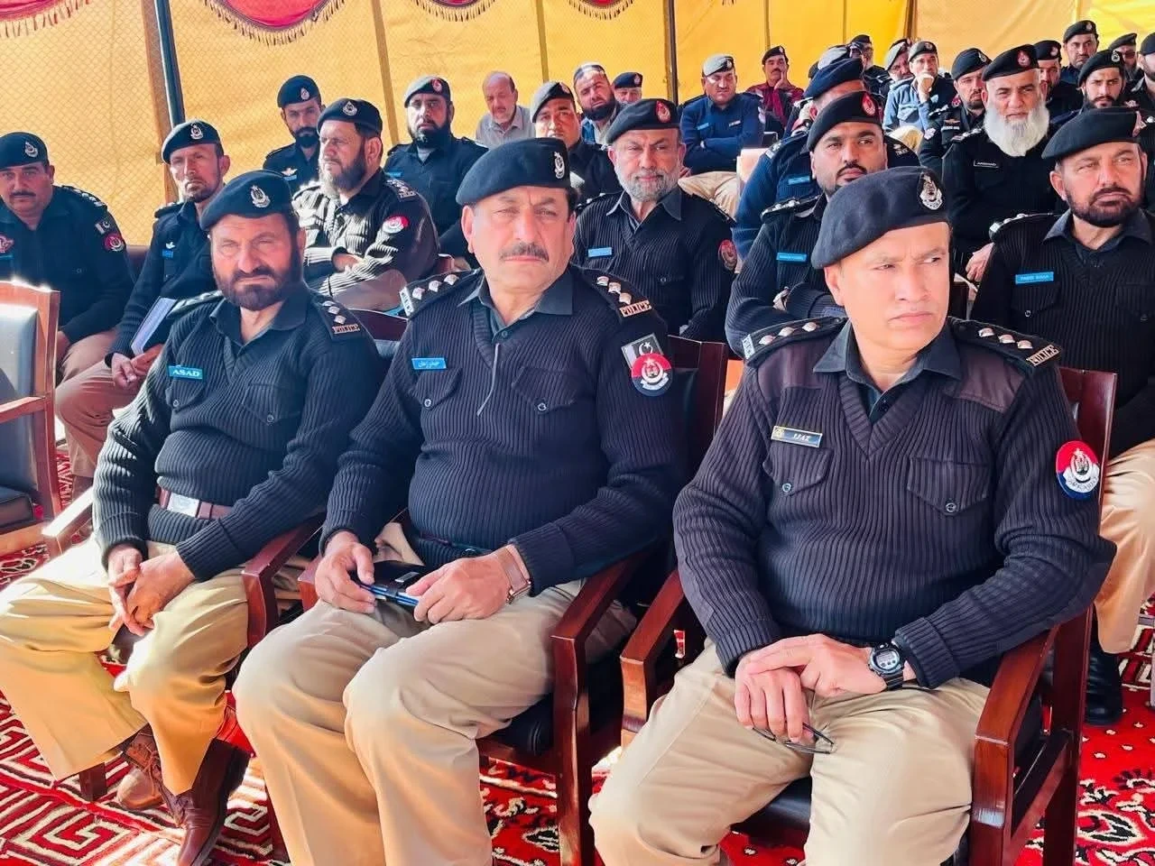 خیبر پختونخوا کے ضلع کوہاٹ میں دہشت گردوں نے پولیس کی گاڑی پر اندھا دھند فائرنگ کر دی، جس کے نتیجے میں ڈی ایس پی اسد سمیت چار پولیس اہلکار شہید ہو گئے