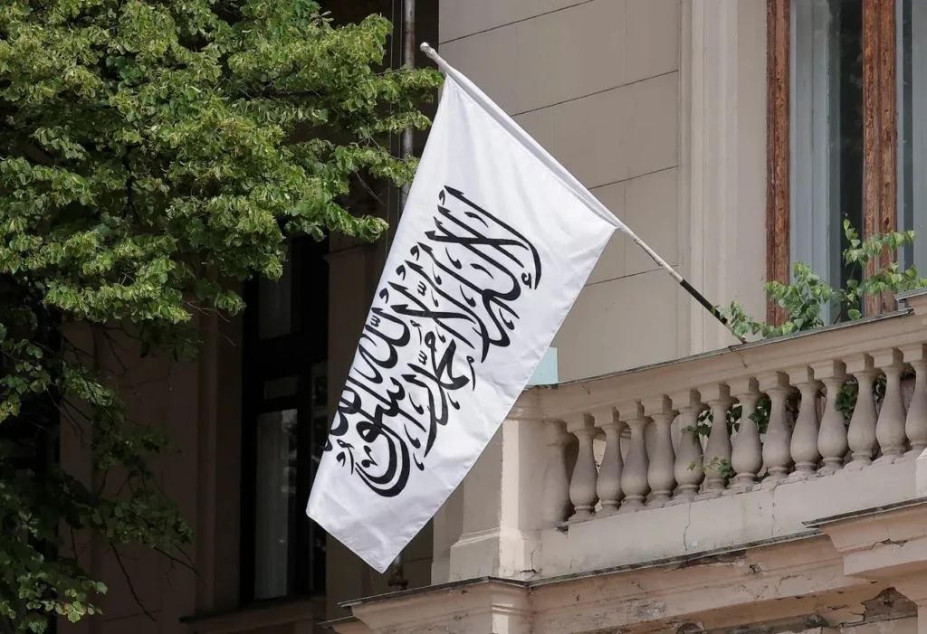 افغانستان میں طالبان کی فارسی مخالف مہم اب بین الاقوامی سفارتی سطح تک پہنچ گئی ہے، ماسکو میں سفارت خانے کے بورڈ سے فارسی زبان کو مکمل طور پر حذف کردیا گیا ہے