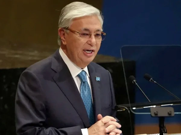 قازقستان کے صدر قاسم جومارت توکائیف وزیراعظم شہباز شریف کی دعوت پر دو روزہ پہلے سرکاری دورے پر کل پاکستان پہنچ رہے ہیں، جہاں اعلیٰ سطحی ملاقاتوں اور دوطرفہ مذاکرات کے دوران تجارت، لاجسٹکس اور علاقائی روابط پر تعاون بڑھانے پر غور کیا جائے گا