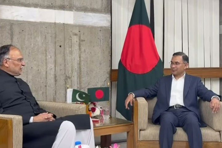 وفاقی وزیر احسن اقبال کی ڈھاکہ میں وزیراعظم طارق رحمان سے ملاقات؛ پاکستانی پرچم کا عوامی سطح پر والہانہ استقبال اور بیگم خالدہ ضیاء کو خراجِ عقید